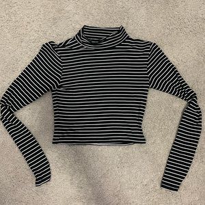 Aeropostale Black and White Long Sleeve Cropped Tee